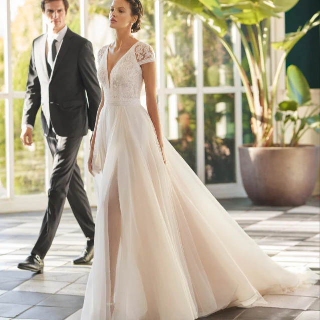 Rocío Saugar Novias: Vestidos y trajes de novia novio y madrina